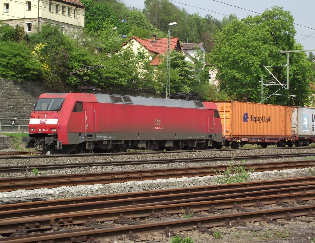 152 153-3 wartet am 29. April 2011 mit einem Containerzug auf Gleis 4 in Kronach auf die berholung durch einen ICE.