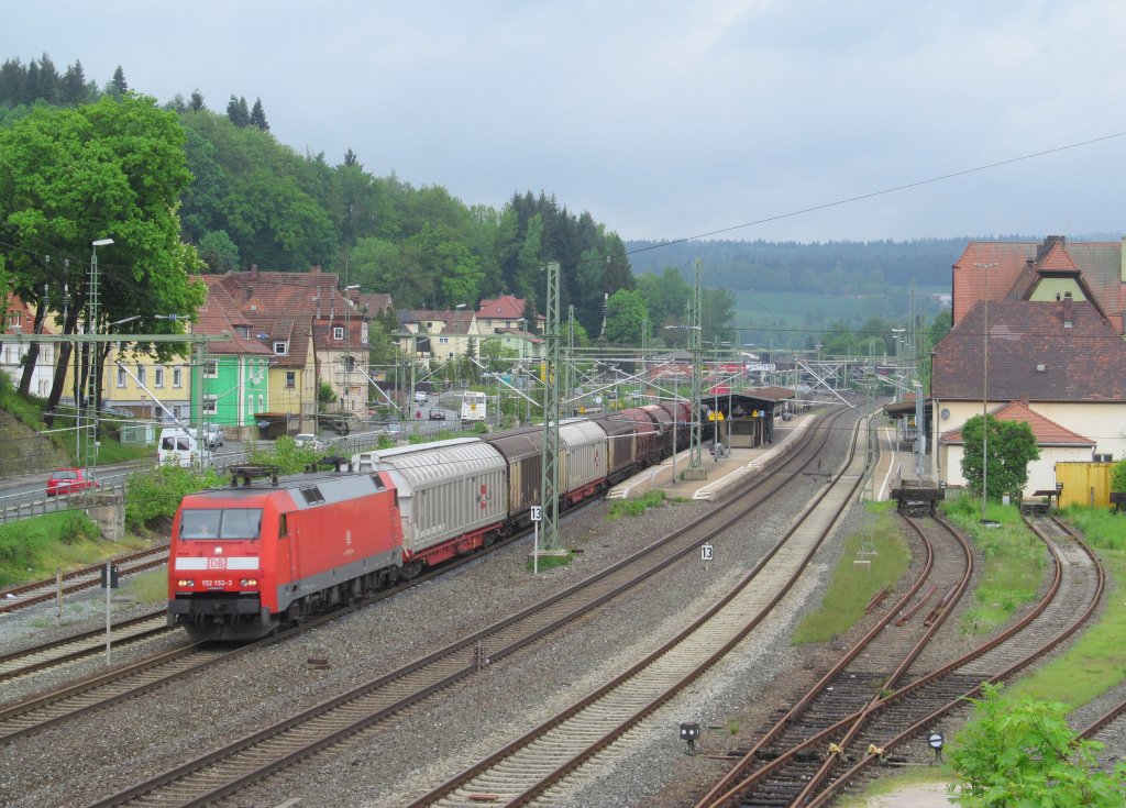 152 153-3 zieht am 18. Mai 2013 einen gemischten G�terzug durch Kronach in Richtung Lichtenfels.