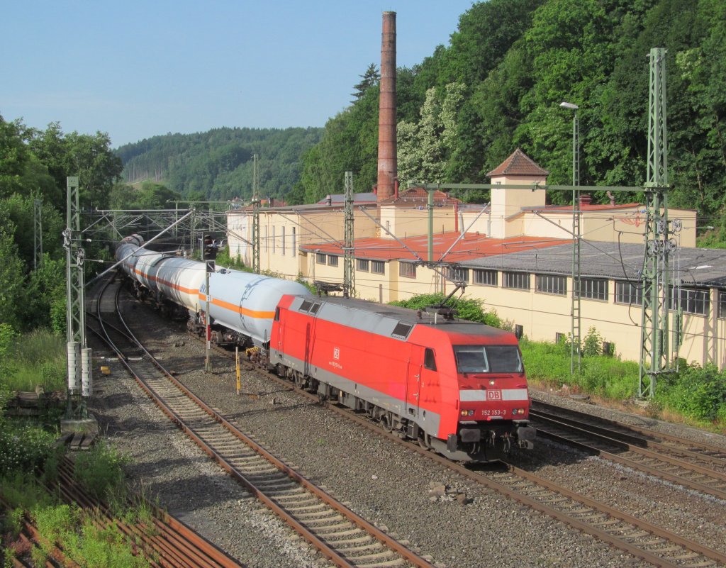 152 153-3 zieht am 18. Juni 2013 einen gemischten Gterzug durch Kronach in Richtung Saalfeld.