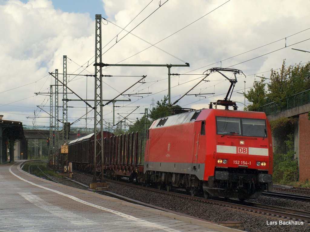 152 154-1 durchfhrt am 28.08.10 mit einem gemischten Gterzug durch Hamburg-Harburg Richtung Rbf Maschen.