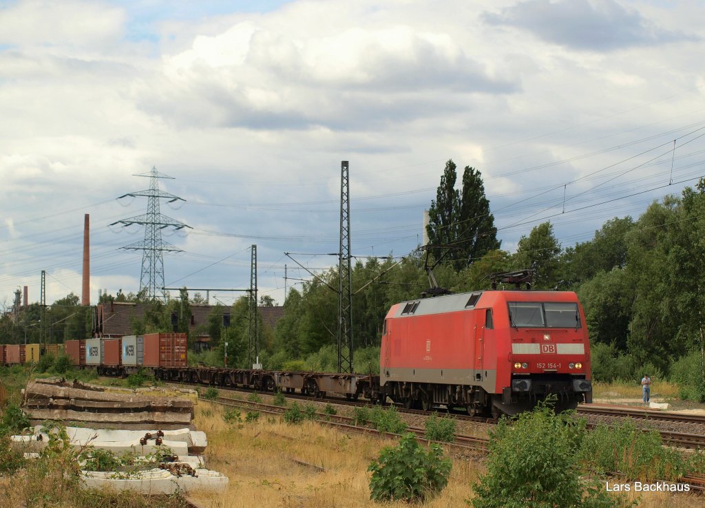 152 154-1 zieht einen weiteren Containerzug aus dem Hamburger Hafen durch Hamburg-Unterelbe Richtung Sden. Aufgenommen am 24.07.10.