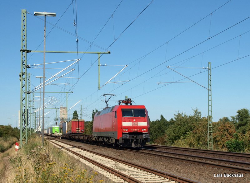 152 155-8 hat am 19.08.09 einen langen KV-Zug am Haken, den sie in Lbeck-Skandinavienkai abgeholt hat und nun Richtung Sden bringen wird. Aufgenommen kurz hinter Bad Oldesloe.