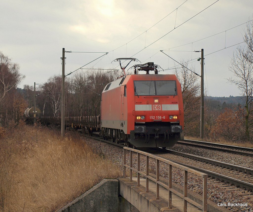 152 156-6 war am 27.02.10 im Pendeldienst zwischen Maschen Rbf und Rbf Alte S�derelbe eingeteilt und hat hier gerade einen gemischen G�terzug am Haken und bringt diesen durch Hamburg-Moorburg Richtung Hafen.