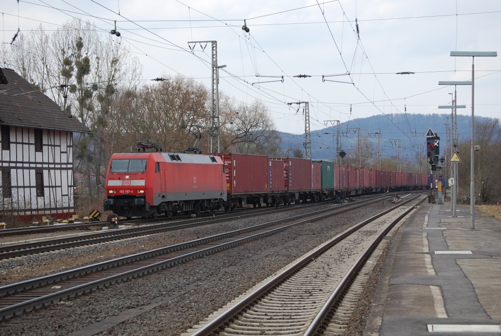 152 157-4 mit Containerzug am 35.03.2011 in Kreiensen