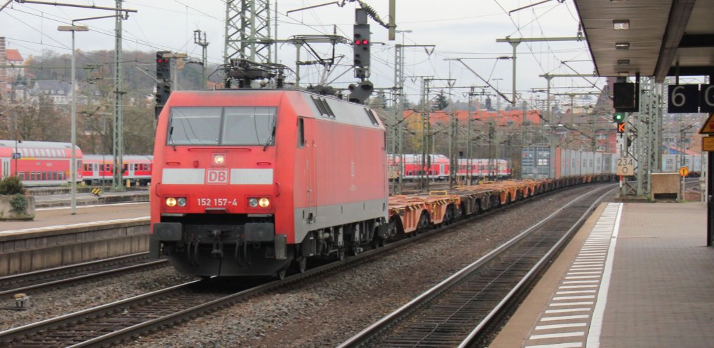 152 157 fhrt am 11.11.2012 mit einen Containerzug am Haken durch Fulda.