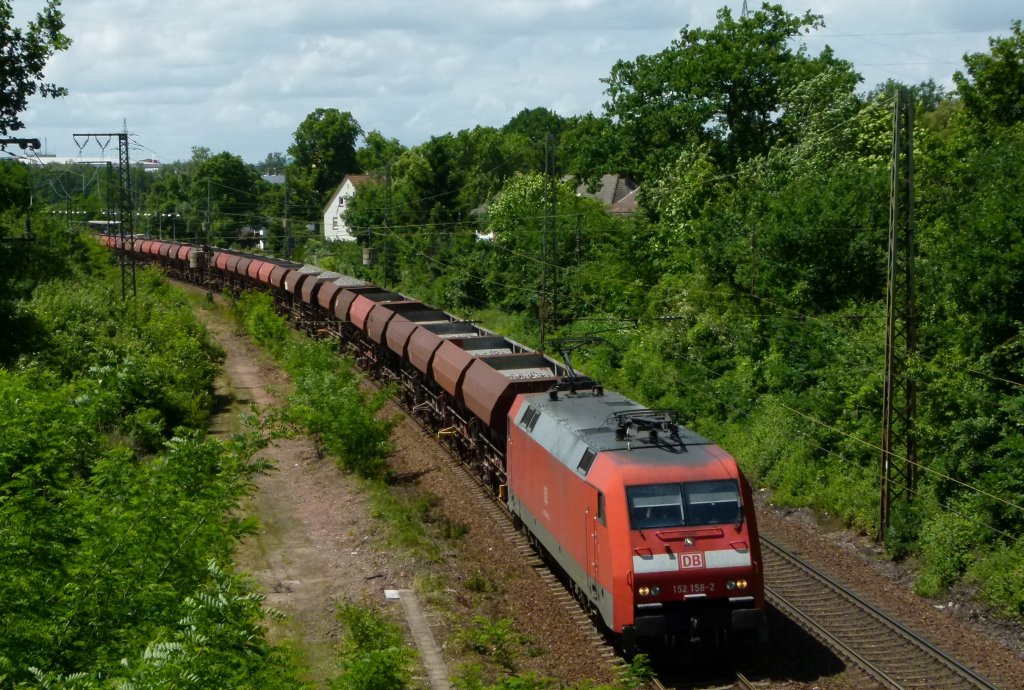 152 158-2 ist mit einem Schotterzug am 08.06.2012 bei Kennelgarten