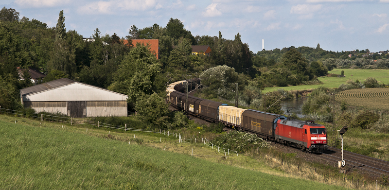 152 160-8 am 19. August mit einem gemischten Gterzug bei Elze.