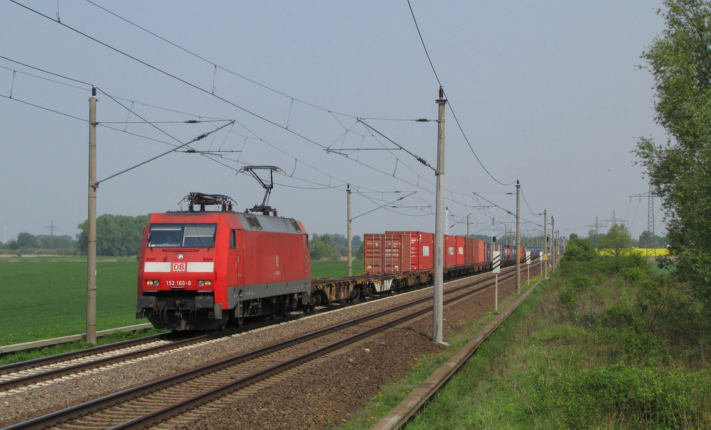 152 160-8 kommt hier in Satzkorn mit Containern Richtung Golm gefahren. 29.04.2011
