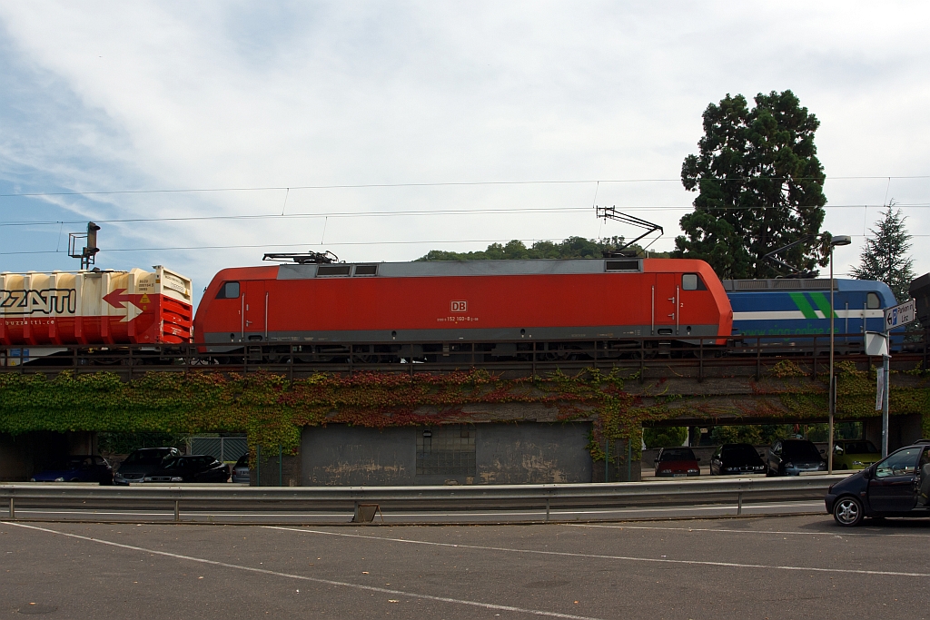 152 160-8 zieht einen Containerzug, hier bei Linz, auf der rechte Rheinstrecke aufwrts (Richtung Sden).