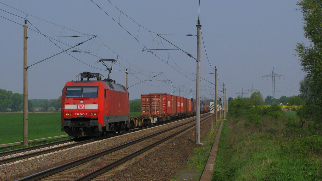 152 160-8 zog mit einem Containerzug in Richtung Golm an uns beiden und dem entlegenen B bei Satzkorn vorbei. 29.04.2011
