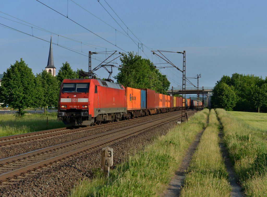 152 160 mit einem Containerzug am 02.06.2012 unterwegs bei Thngersheim.