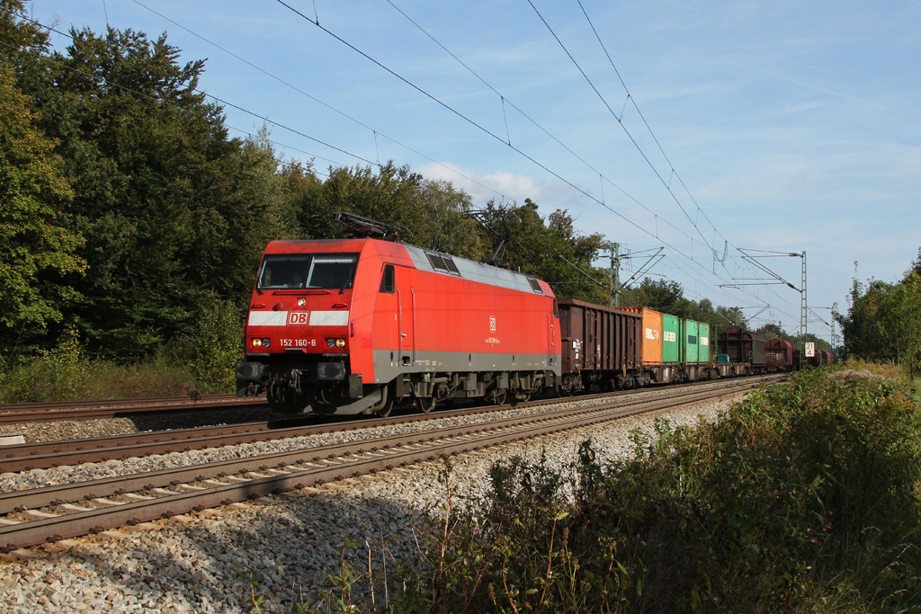 152 160 mit einem gemischten Gterzug am 25.09.2011 in Haar.