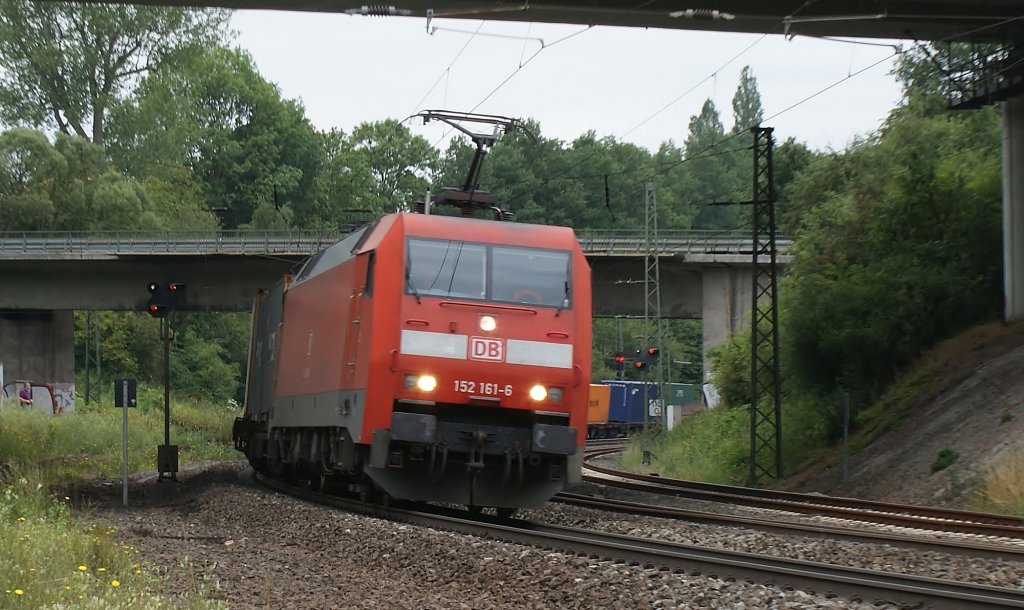 152 161-2 mit einen KLV-Zug kurz hinter Fulda (Gtzenhof) am 01.08.2011