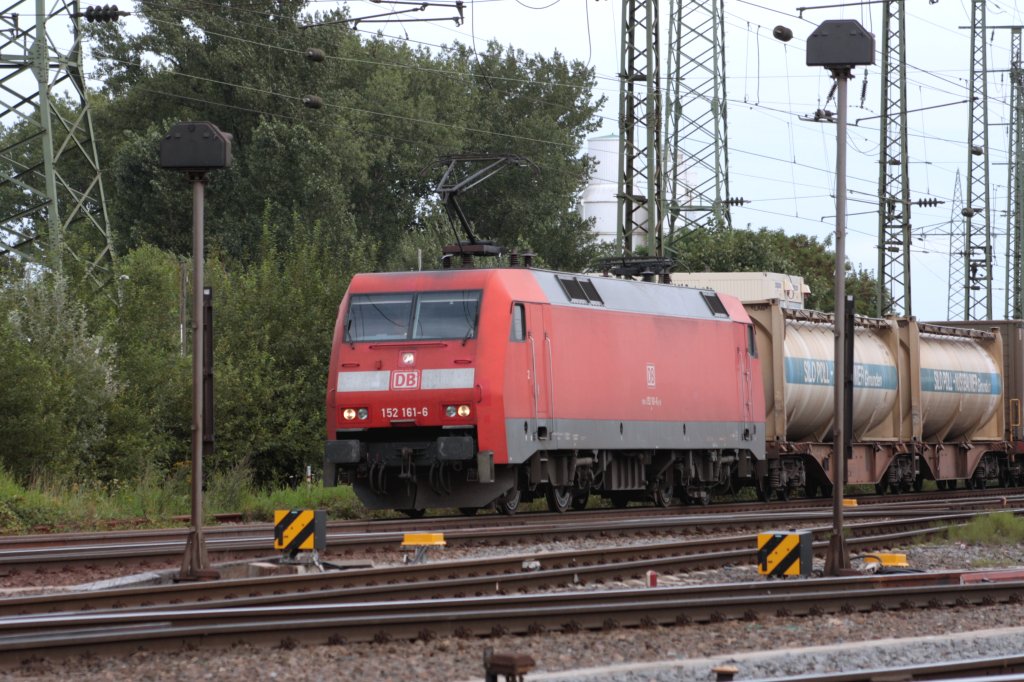 152 161-6 DB kommt mit einem gemschten LKW-Zug aus Richtung Koblenz  und fhrt durch Kln-Gremberg nach Kln-Eifeltor bei Sommerwetter.
11.8.2011