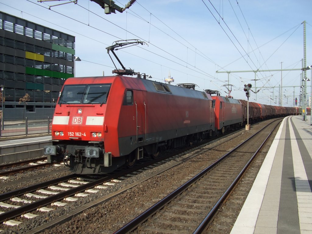 152 162-4 und 152 071-7 ziehen einen G�terzug durch Bielefeld. 21.03.2011.
