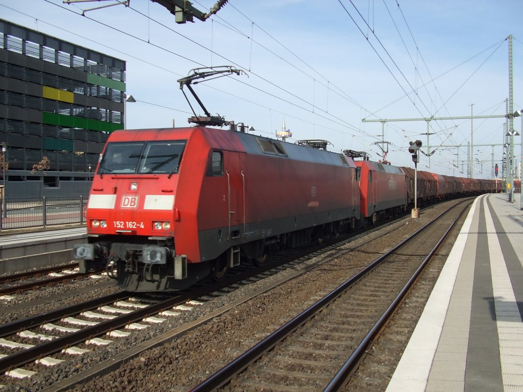 152 162-4 und 152 071-7 ziehen einen Gterzug durch Bielefeld. 21.03.2011.