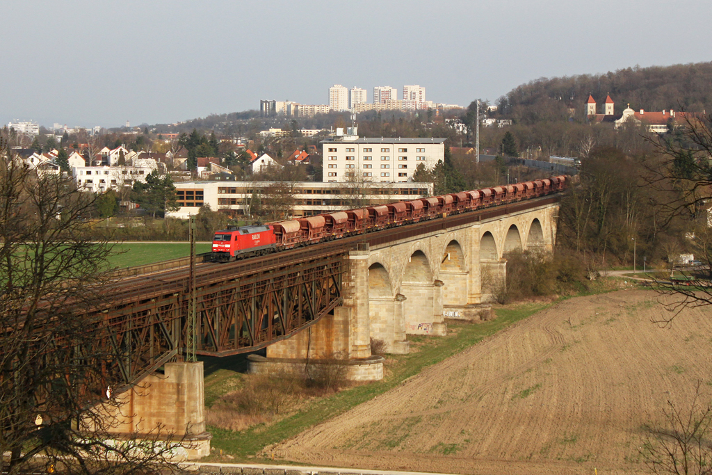 152 163 (?) mit einem Gterzug am 27.03.2012 bei Regensburg Prfening.