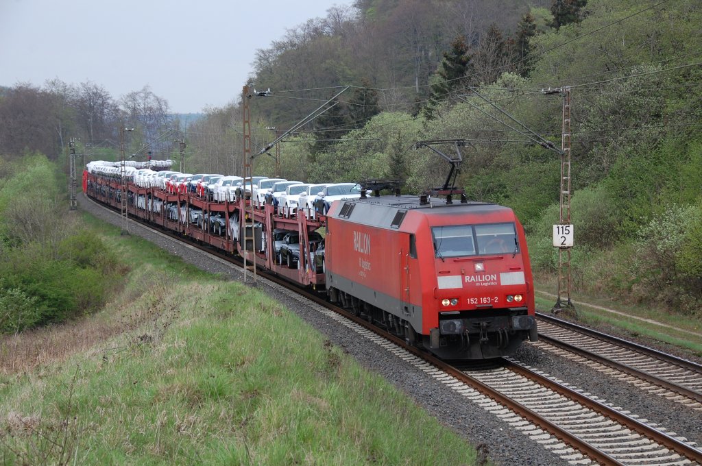152 163-2 schlngelt sich hier mit GA 60056 Ingolstadt Hbf - Osnabrck Rbf durch das Beketal zwischen Altenbeken und Neuenbeken, 29.04.2012.