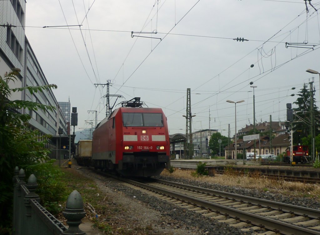 152 164 durchfhrt mit einem Gterzug den Freiburger Hauptbahnhof.
Aufgenommen am 19.6.12