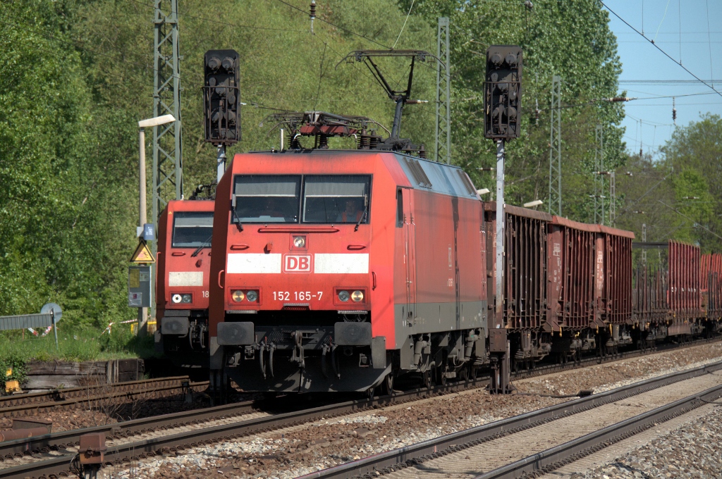 152 165 am 15.05.13 in Leipzig-Thekla. Im Hintergrund schaut noch 189 007 ums Eck.