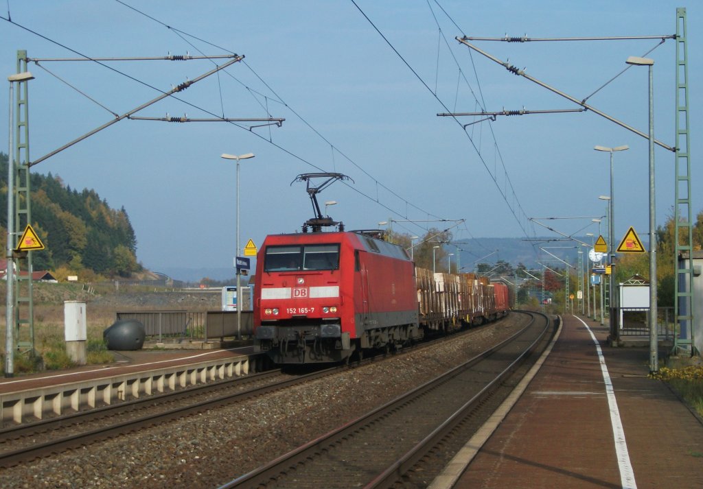 152 165 fhrt am 28.Oktober 2011 mit einem gemischten Gterzug durch Neuses(b. Kronach) Richtung Lichtenfels.