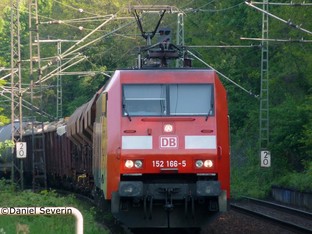 152 166 bei der Einfahrt in Dresden Cotta mit ihrem gemischten Gterzug.
6.5.11
