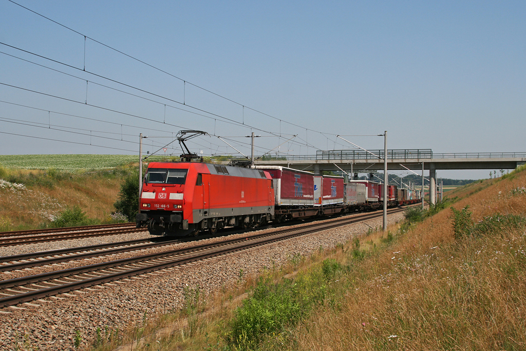 152 166 mit KLV Zug am 03.07.2010 bei Hebertshausen