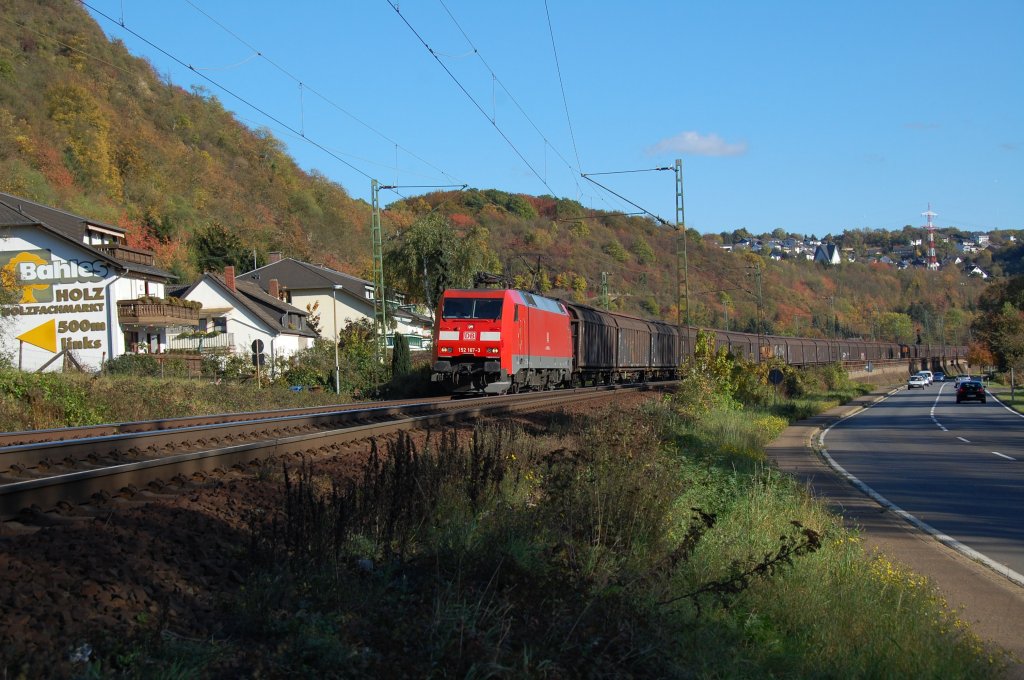 152 167-3 mit ihrem Gterzug bestehend aus Schiebewandwagen, hier im Rheintal kurz vor Erpel, 26.10.2011.
