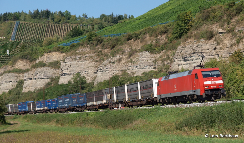 152 168-1 legt sich am 4.09.12 mit KT 42165 aus Bremen Grolland elegant in die langgezogene Rechtskurve vor den Sandsteinfelsen bei Himmelstadt.