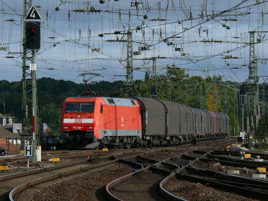 152 168-1 nhert sich mit einem Stahlrollenzug dem Hbf Aachen, und wird berraschenderweise ber Gleis 1 nach Aachen-West weitergeleitet. Aufgenommen am 02/10/2010.