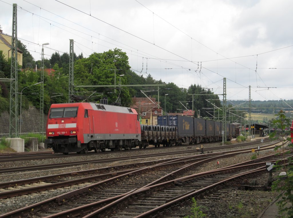 152 168-1 zieht am 15. Juli 2012 einen kurzen Gterzug aus Kronach heraus.