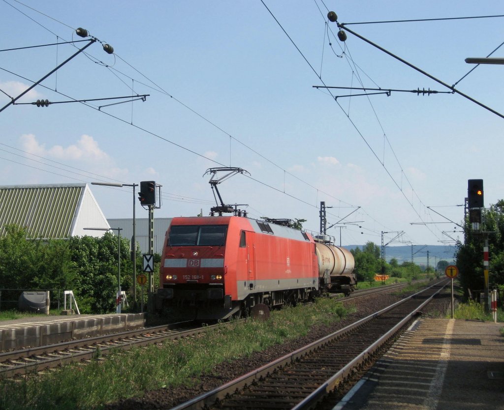 152 168 durchfuhr mit einem Kesselwagen am 25.Juni 2010 Himmelstadt Richtung Gem�nden.