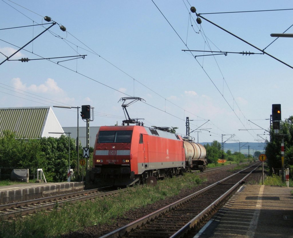 152 168 durchfuhr mit einem Kesselwagen am 25.Juni 2010 Himmelstadt Richtung Gemnden.