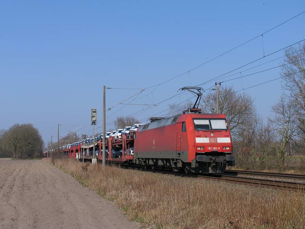 152 169-9 mit einem Gterzug zwischen Emden und Rheine bei Devermhlen (B 296.6) am 23-3-2012.