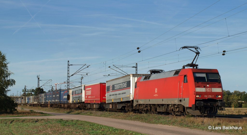 152 170-7 hat rollt am 23.09.11 mit einem KLV, hauptschlich beladen mit Aufliegern der Spedition Paneuropa, bei Waghusel Richtung Karlsruhe.
