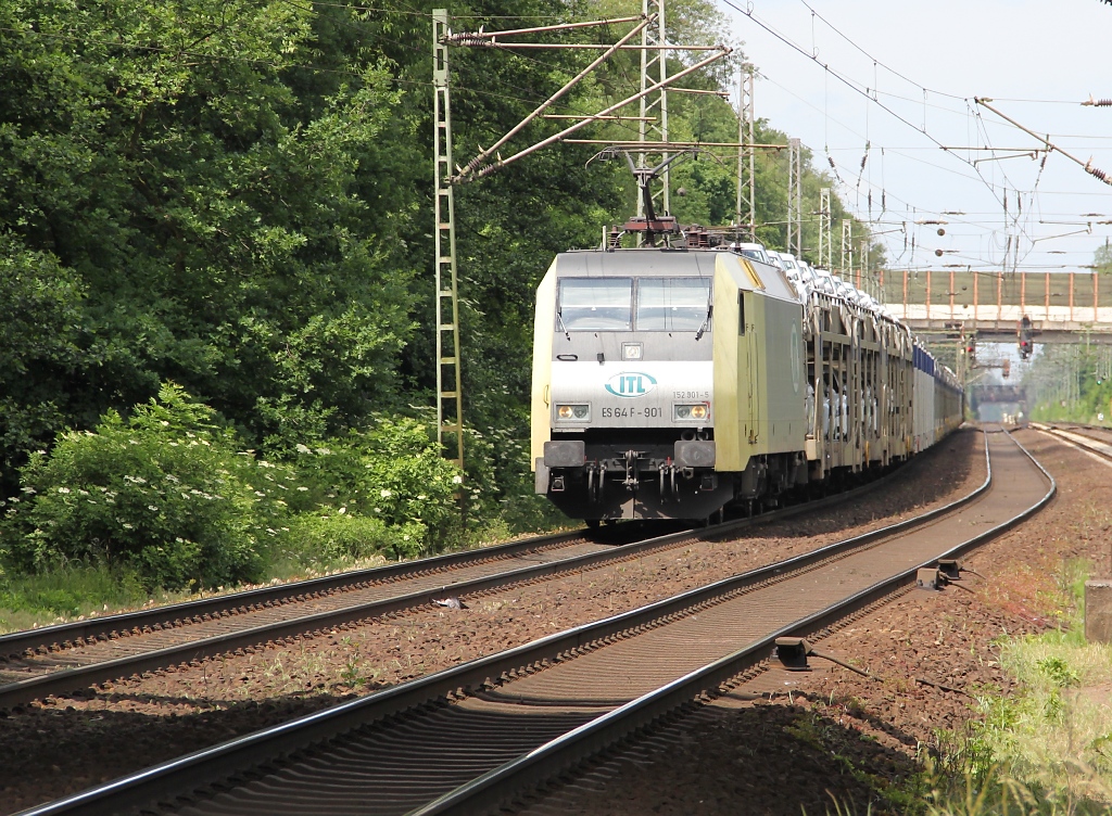 152 901-5 (ES 64 F-901] der ITL mit Autotransportwagen in Fahrtrichtung Seelze. Angenommenen am 07.06.2012 in Dedensen-Gmmer.