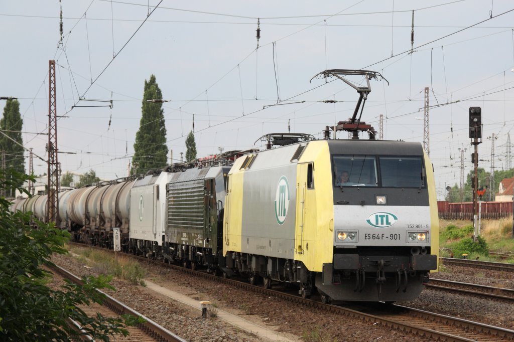 152 901-5 der ITL schleppt zwei E-Loks der Baureihen 189 und 185 und einen Ganzzug mit Kesselwagen durch Magdeburg-Rothensee. Fotografiert am 26.07.2010. 