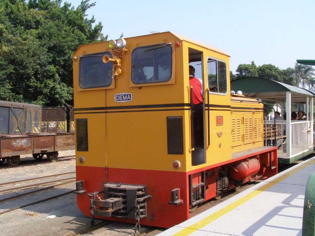 152 DIEMA Diesel-Lok. Standort: XinYing Zuckerplantage / Taiwan (29.11.2009)
23�18’00.43   N, 120�18’57.91   E.
Hersteller: Diepholzer Maschinenfabrik
Herstell-Typ: DFL200
Spurweite: 762 mm
Eigengewicht: 16,5 t
Auslieferung: 1977
Motorisierung: Benz OM403V > 247 PS
H�chstgeschwindigkeit: 40 km/h
Lokomotive ist fahrt�chtig und f�r die Personenbef�rderung eingesetzt 