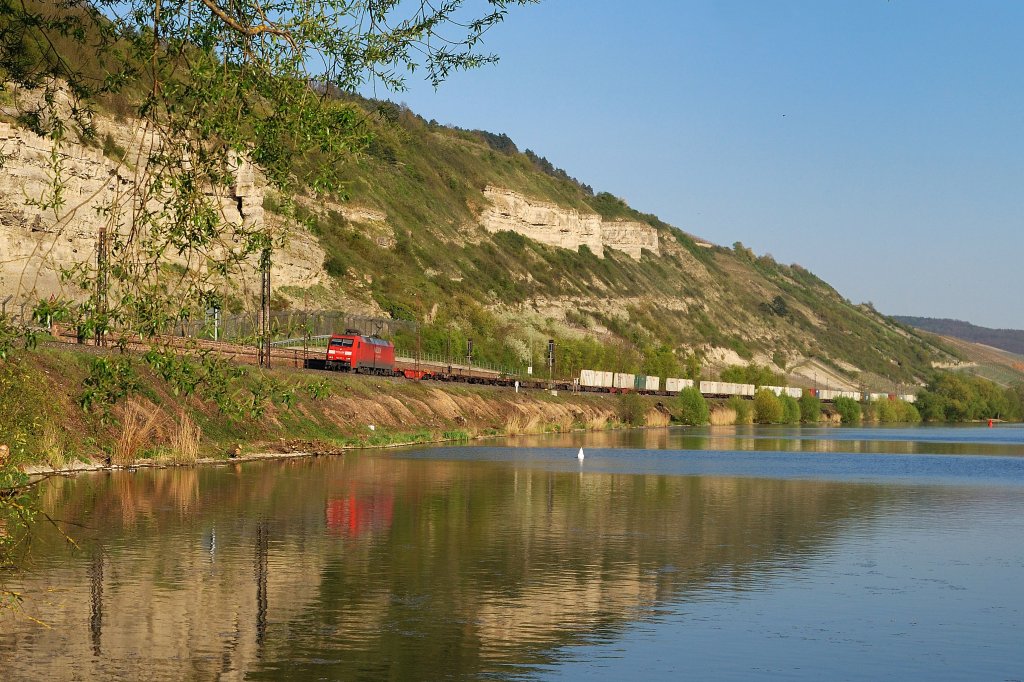 152 xxx mit Containerzug in Retzbach-Zellingen (24.04.2010)