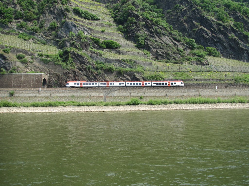 1.5.2011 11:31 Eine Baureihe 428 der Vias Gesellschaft als VIA aus Frankfurt (Main) Hbf nach Neuwied auf der rechten Rheinstrecke zwischen Kaub und St. Goarshausen.