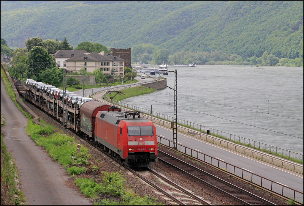 152.022 verlsst am 14.05.13 mit einem Gterzug Assmannshausen in Richtung Lorch am Rhein.