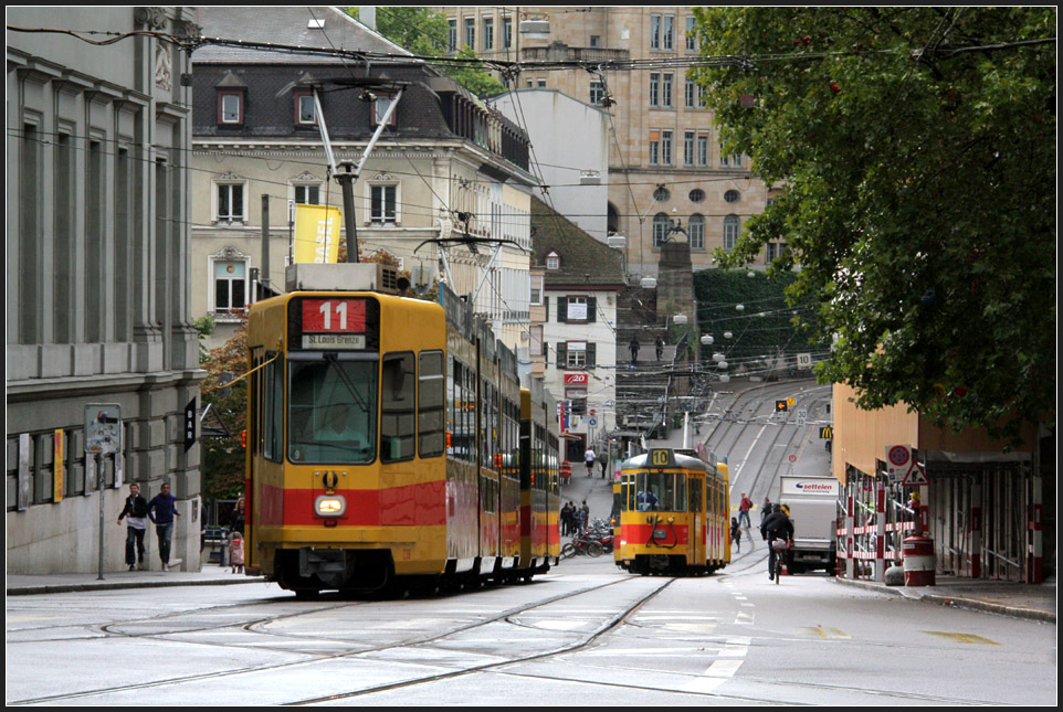 15.30, vier Minuten, fünf Bilder, die einen Einblick in die Vielfalt der Basler Straßenbahn geben: - 

Wagen 236 der BLT auf der Linie 11 begegnet am Steinenberg einem Zug der Linie 10. 

28.08.2010 (M)