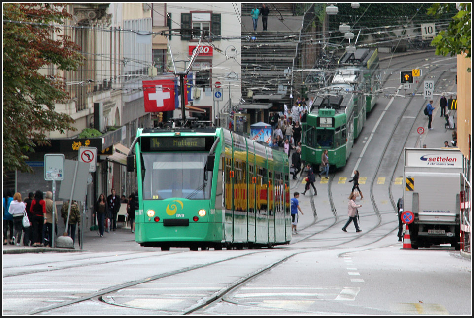15:34, vier Miunten, fünf Bilder - 

BVB Combino 307 und ein Wagen der Linie 3 an der Haltestelle Barfüsserplatz beim Fahrgastwechsel. Ein weiterer Zug der BLT ist nur noch als Spiegelbild zu sehen. 

28.08.2010 (M)