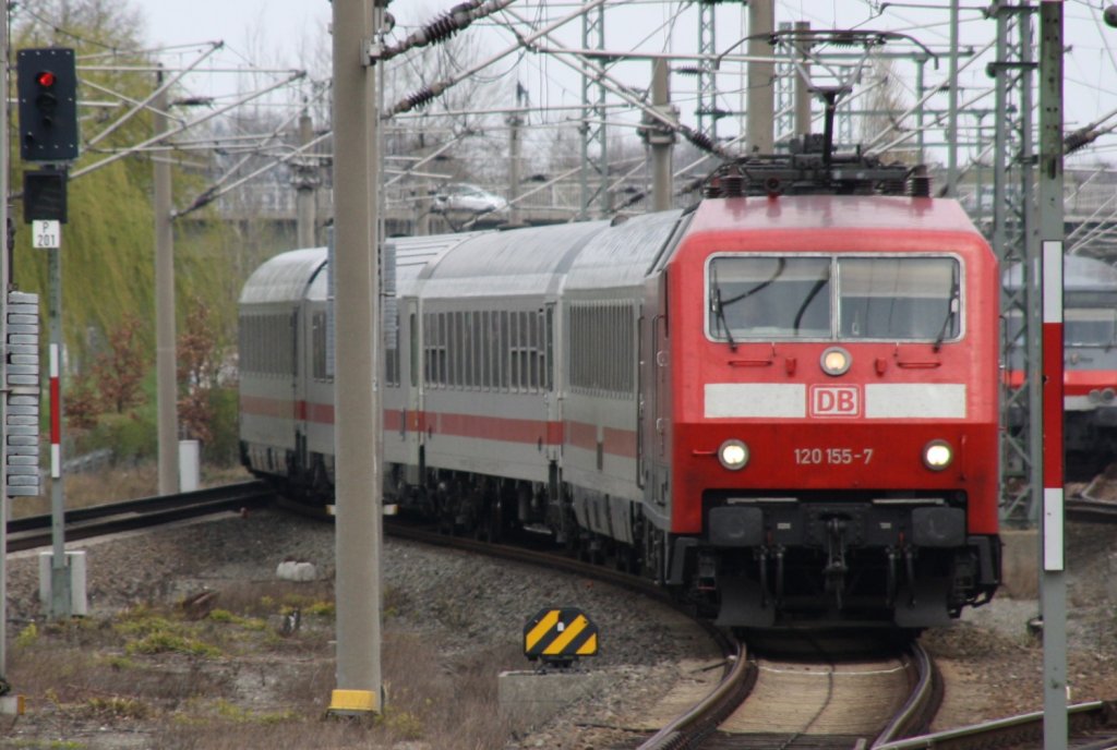 15.4.2012 Wolfsburg Hbf. 120 155-7 mit IC 1995 nach Stuttgart bei der Einfahrt.