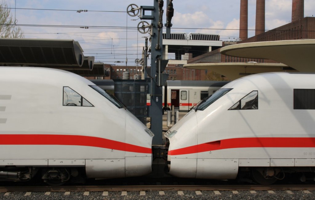15.4.2012 Wolfsburg Hbf. Bei ICE Flgelzgen muss niemand im Regen aussteigen. Fr IC´s gilt dies nicht. Altes (rechts) und neues Bahnsteigdach.