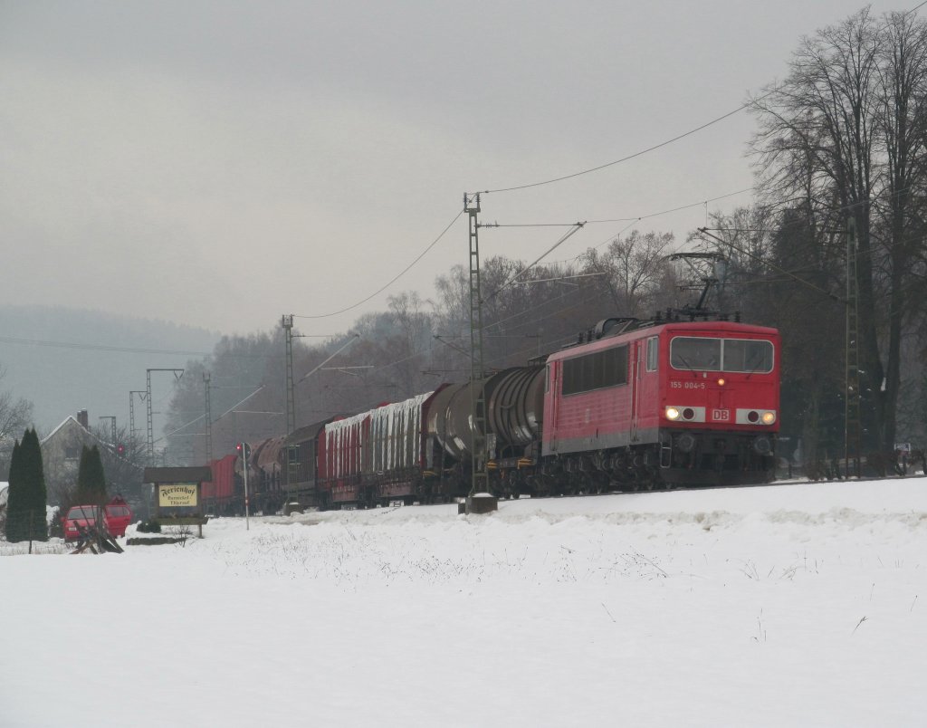 155 004-5 ist am 15. Dezember 2012 mit einem gemischten Gterzug bei Kronach unterwegs.