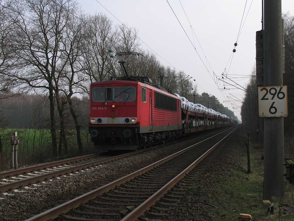 155 004-5 mit einem Gterzug zwischen Rheine und Emden bei Devermhlen (B 296.6) am 16-3-2012.
