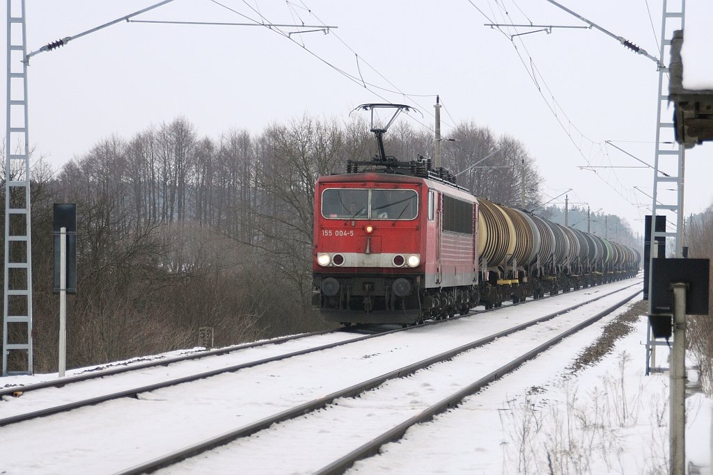 155 004-5 ist mit Kesselwagen am 19.02.2010 bei Serwest in Richtung Berlin unterwegs