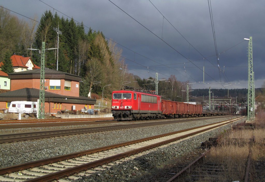 155 006-0 zieht am 20. Februar 2012 einen gemischten Gterzug durch Kronach. 