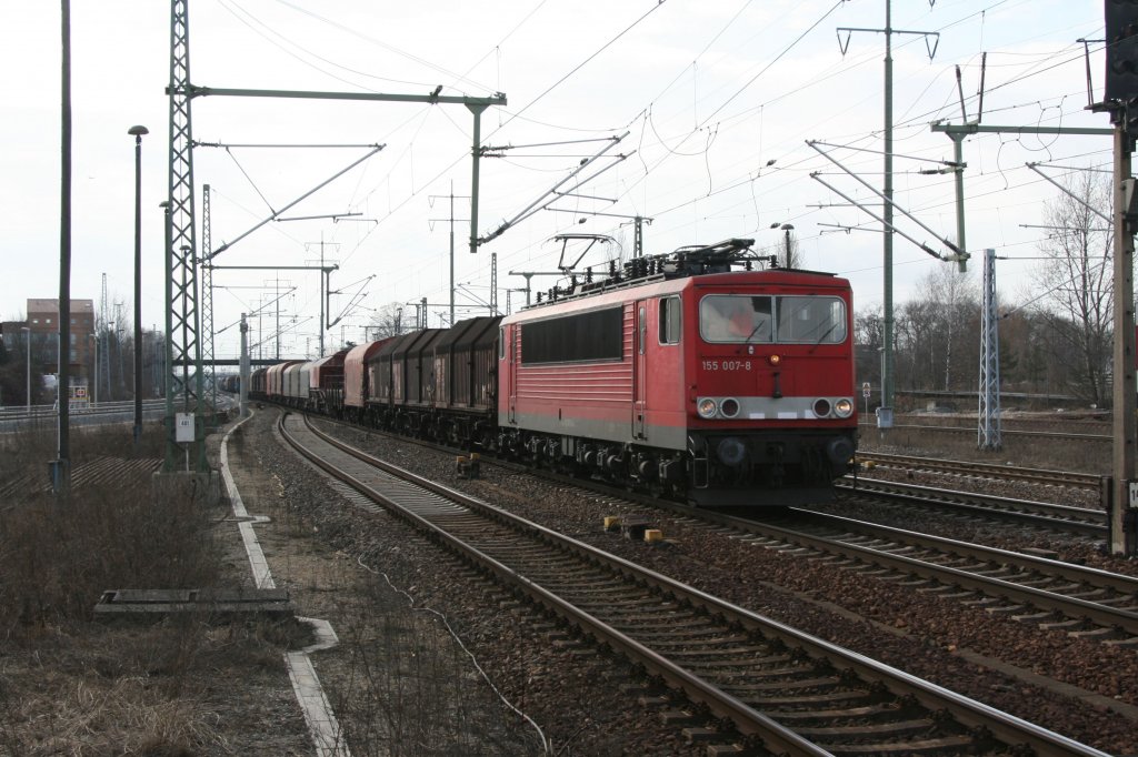 155 007 mit einen gemischten Gterzug am Haken bei der Einfahrt in den Bahnhof Berlin Schnefeld.11.03.2011.
